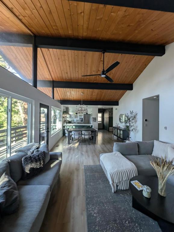 Fam & Pet Friendly Chalet w AC & BBQ - Top Rated, Crestline