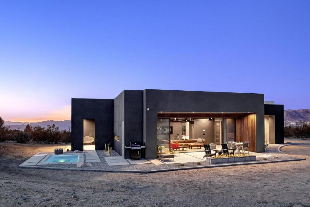 Sundial by Fieldtrip Modern Luxury with Hot Tub Mountain Views, Joshua Tree
