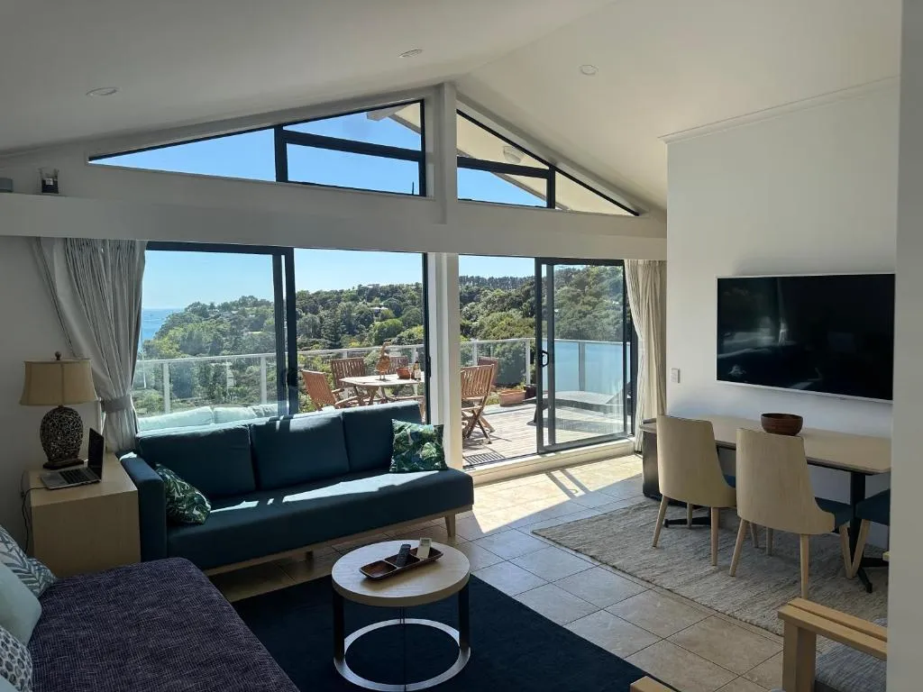 Palm Breeze Getaway-Waiheke Island Resort Premium 95m Villa, hotel in Waiheke Island