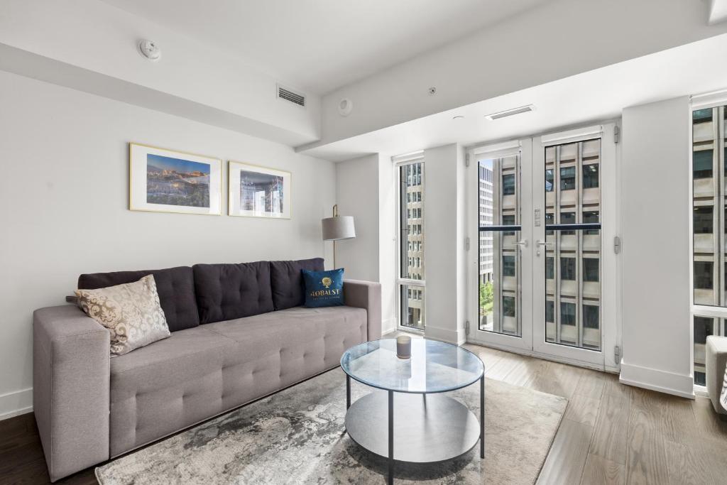 Modern 1Bd & Den in Downtown Toronto, Toronto