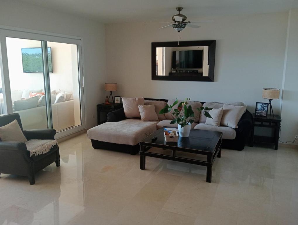 Beachfront spacious 4-Bed Apartment, Los Granados - 3