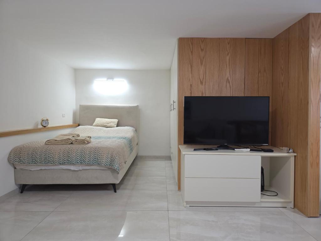 studio apartment, Naẕerat ‘Illit