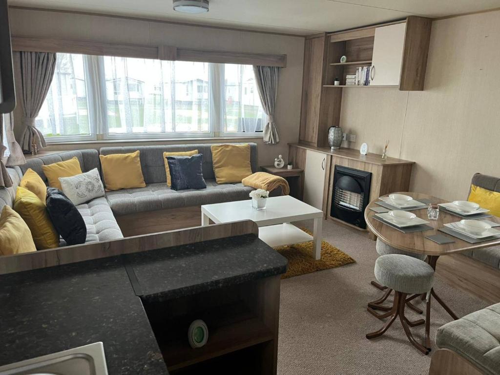 Skegness 3-Bed Caravan Sleeps 8 10 mins to Beach, Skegness