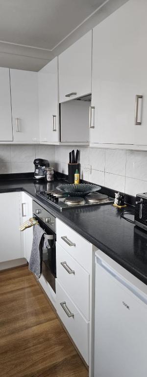 Newly refurbished near Windsor Maidenhead and Reading 20 minutes train to London with parking, Slough