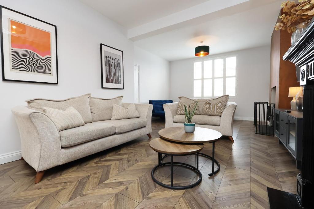 Spacious 3 Bedroom Home in Heart Of Pontypool With Parking - By EKLIVING LUXE Short Lets & Serviced Accommodation, Griffithstown