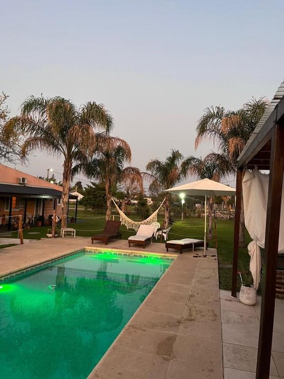 Casa con pileta, jardín y parrilla para toda la familia - 4