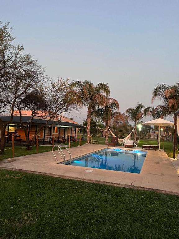 Casa con pileta, jardín y parrilla para toda la familia - 3