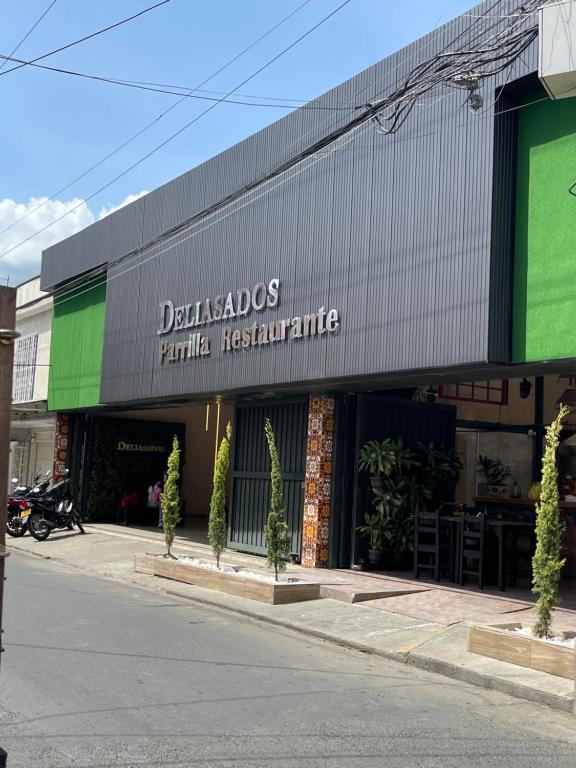 Apartamento para máx 5 personas, habitación privada con cama doble , habitación abierta con camarote y sofá cama, comodo, bonito, central, bien ubicado, en el centro de palmira - 4