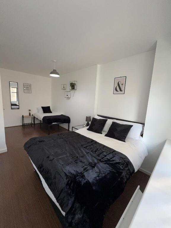 Spacious 3-BR Apt in Central, Birmingham, Бирмингем