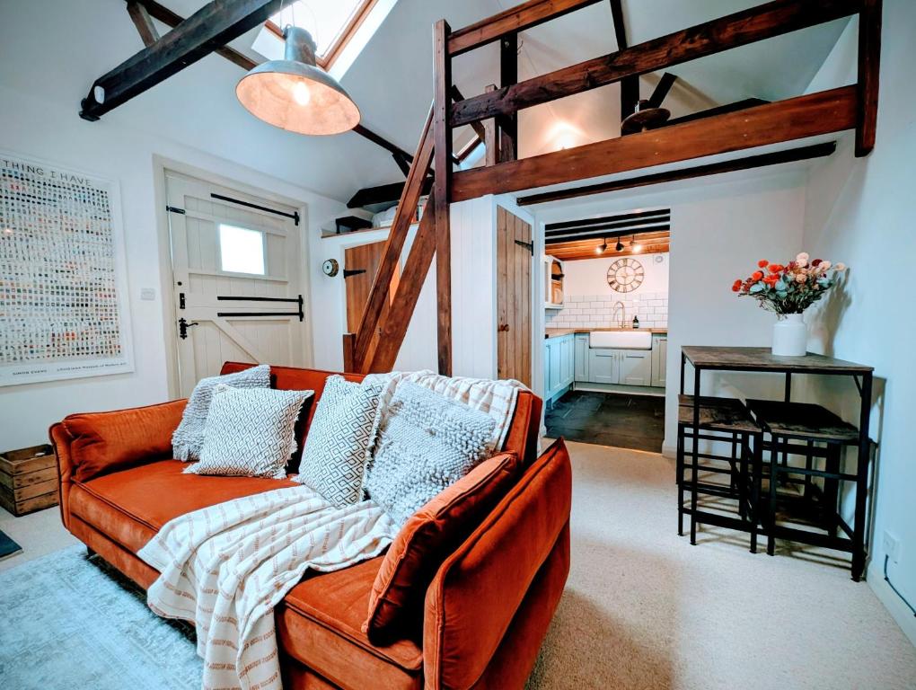 Stylish 1BD Cottage with Fireplace and Parking, Effingham