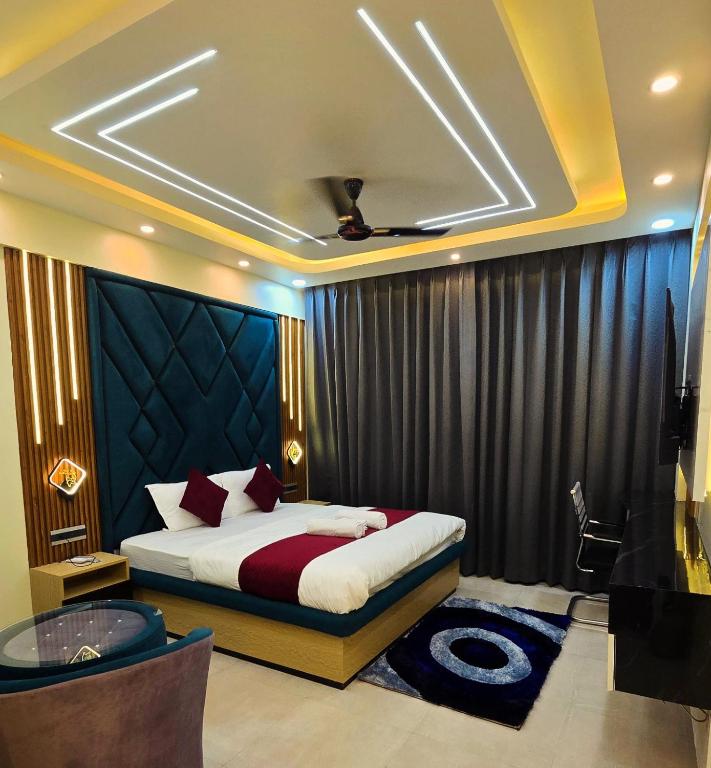 The Elite Ohana, Lakhnaú