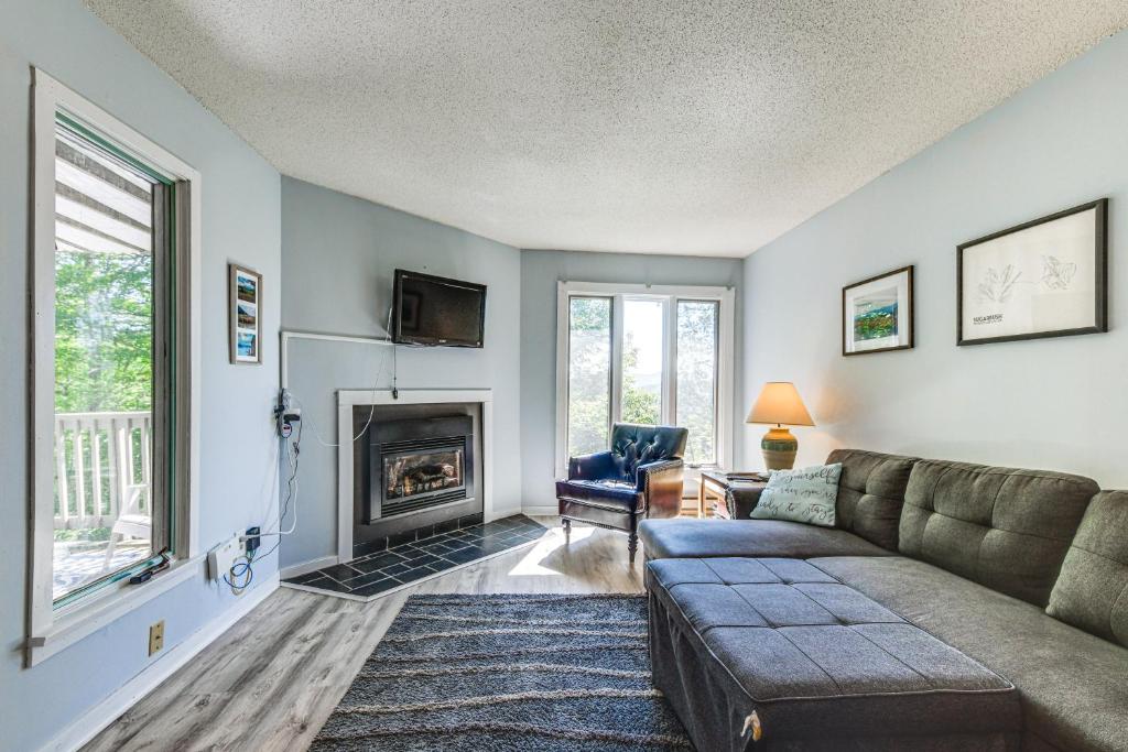 Less Than half Mi to Sugarbush Resort Condo with Deck!, Warren