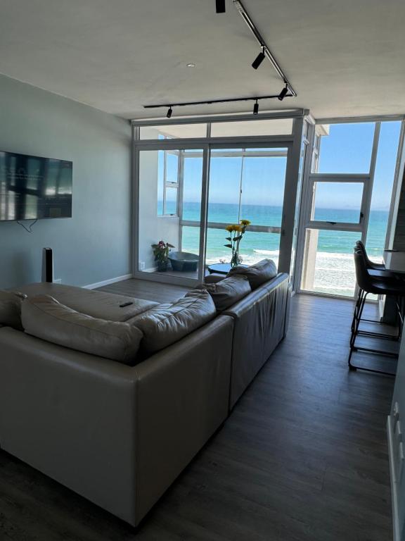 Beach house a way from home, Strand