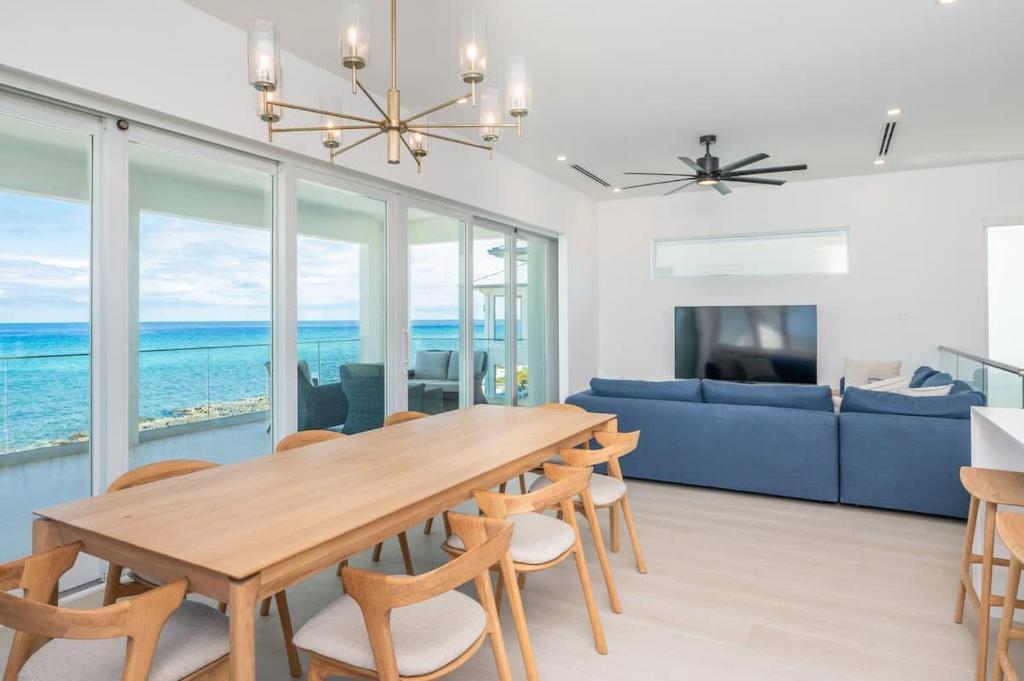 Oceans 9 / LUXE 4 BR Villa, West Bay
