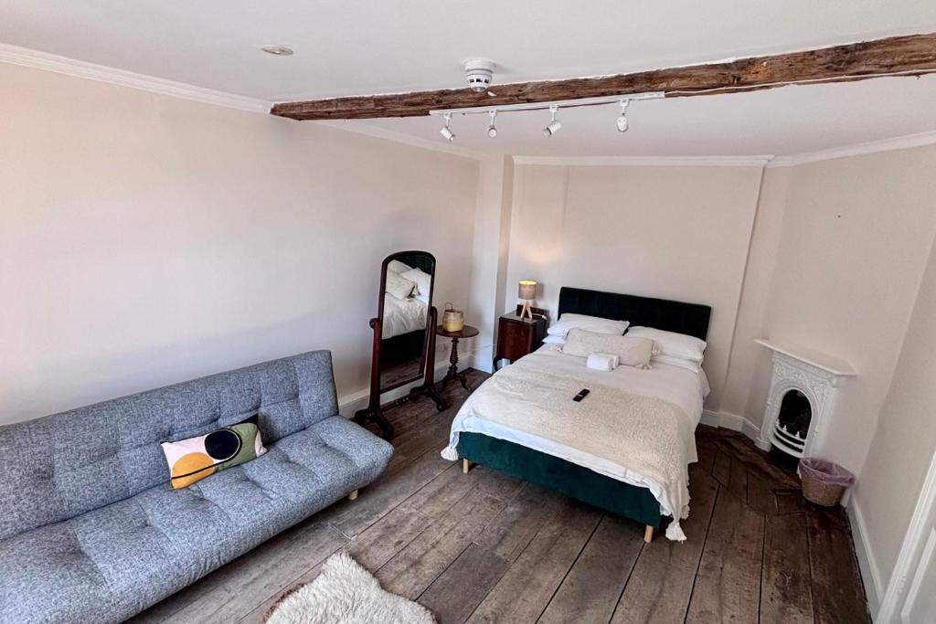 Gwynne House - Historic Riverside Rooms & Apartments in Hereford City Centre, Sleeps 1-16, Hereford