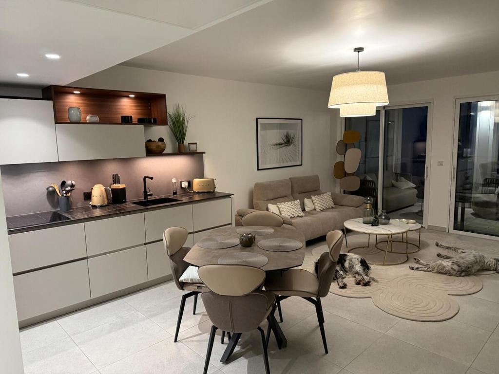 2-bedroom apartment with breathtaking ocean view - 3