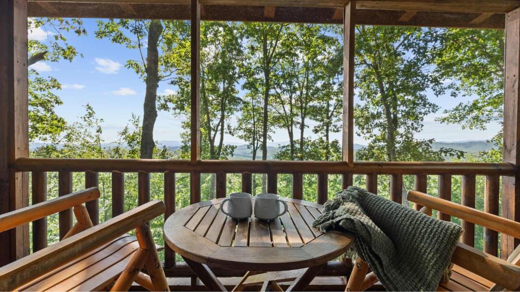 MTN Views Hot Tub Fire Pit Pool Table Games, Morganton