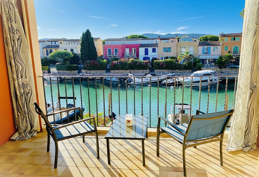 VUE Canal Superbe - Piscine - Parking Privé - Intérieur Neuf, Cogolin