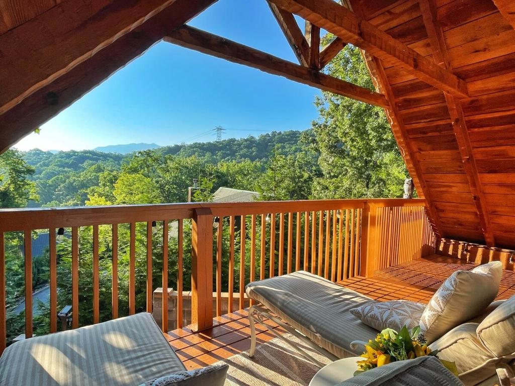 Smoky Mt Cabin-Botanical Jacuzzi, Game Room, Sauna, Gatlinburg