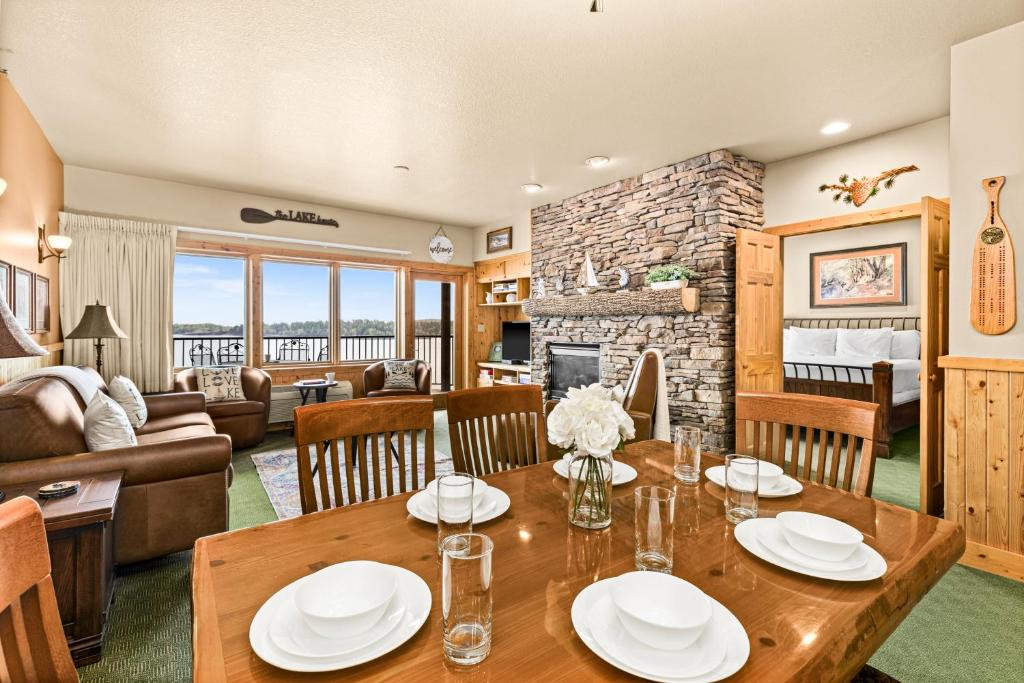 Amazing Superior Lake View Condo and Heated Pools, Two Harbors