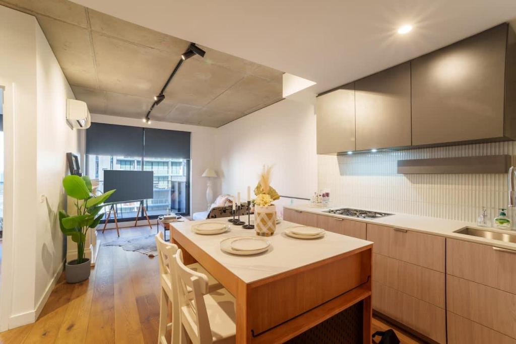 2 BR Apt Harbour View Docklands Stay Free Parking, Melbourne