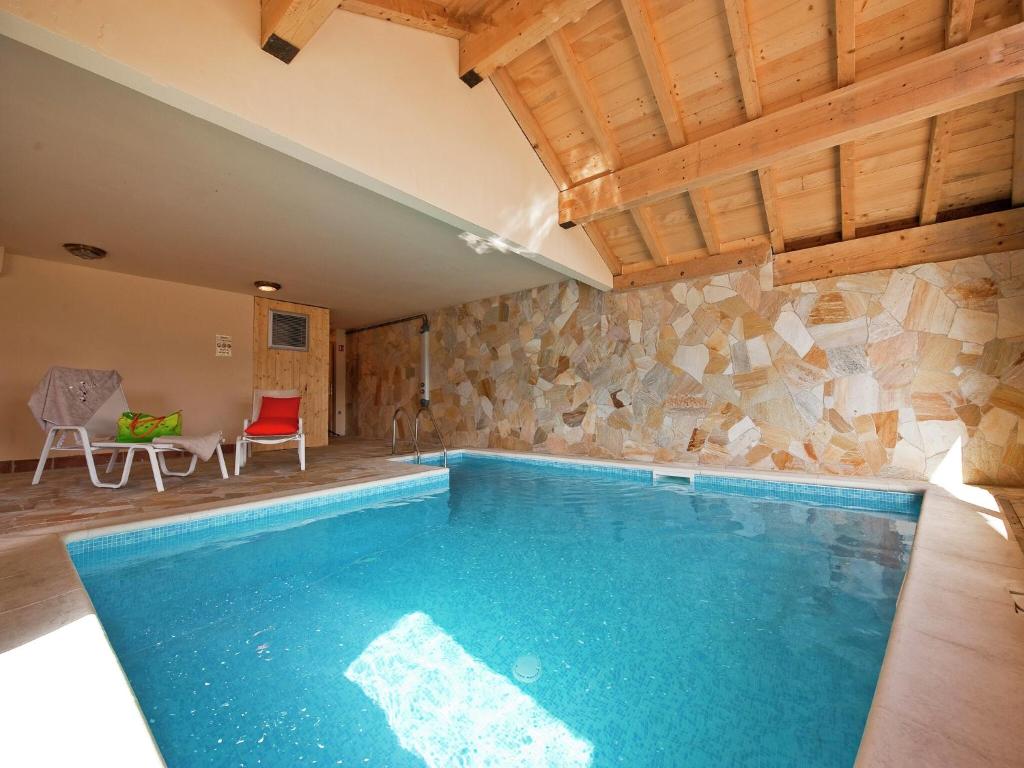 Spacious Chalet w Sauna - 4