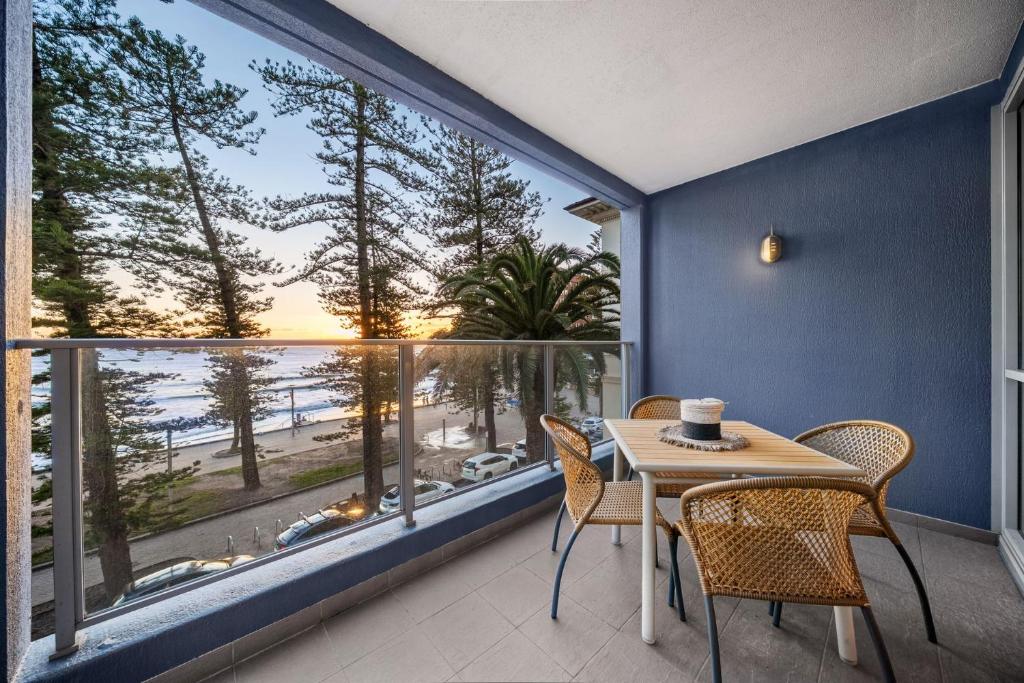 Wake to Waves, Elegant Beachfront Apartment, Sydney