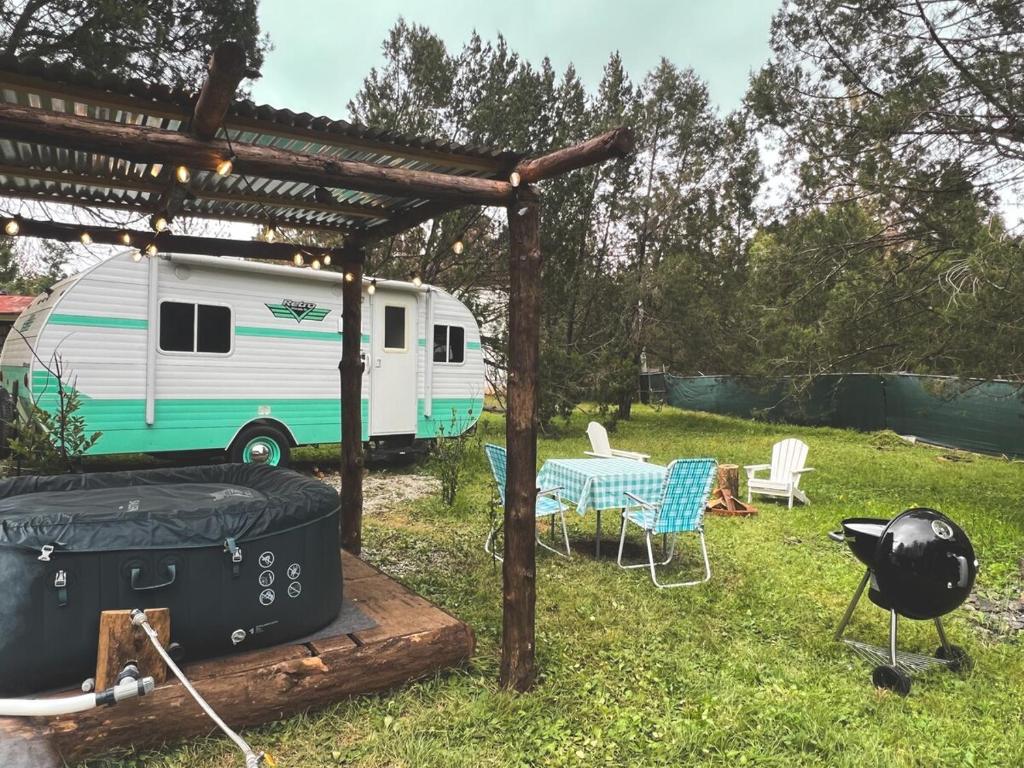 Dreamy Retro RV with Jacuzzi, Velasco
