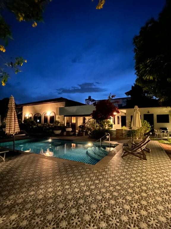 Green View suite with private bathroom and kitchen, Ban Phlu Yai