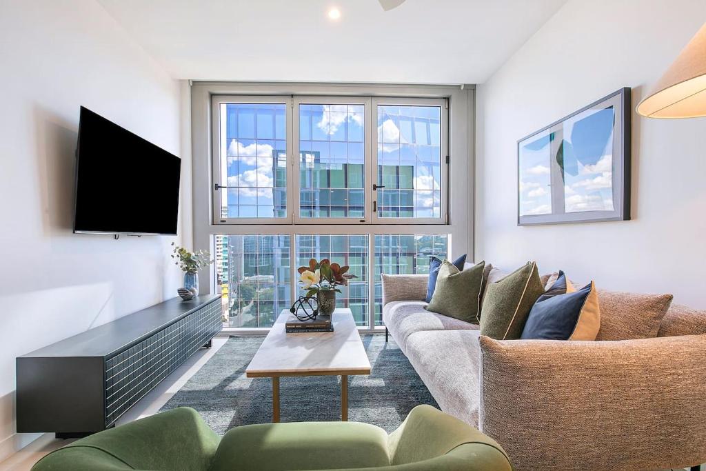 'Oliva on Brookes' Chic Inner-City Escape with Pool, Brisbane