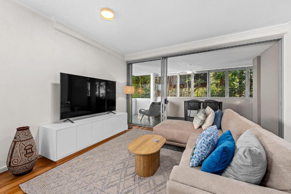 Spacious and Leafy with Pool and Parking - Walk to River, Brisbane