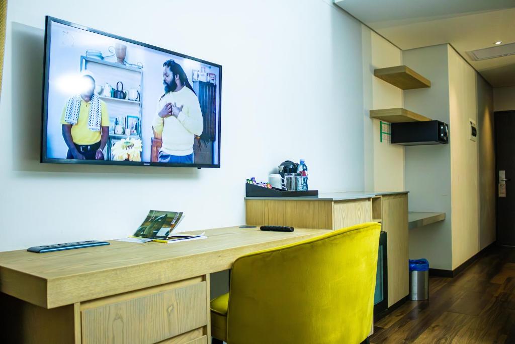 Shared lounge/TV area