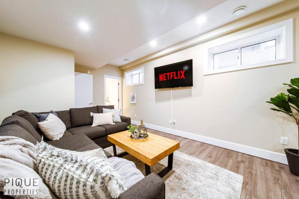 Sanctuary Suite - KingBed - Wifi - Near WEM - Rogers, Edmonton