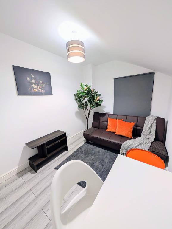 Chic En-suite Room with Office Garden and Parking New Renovation, Wainscot