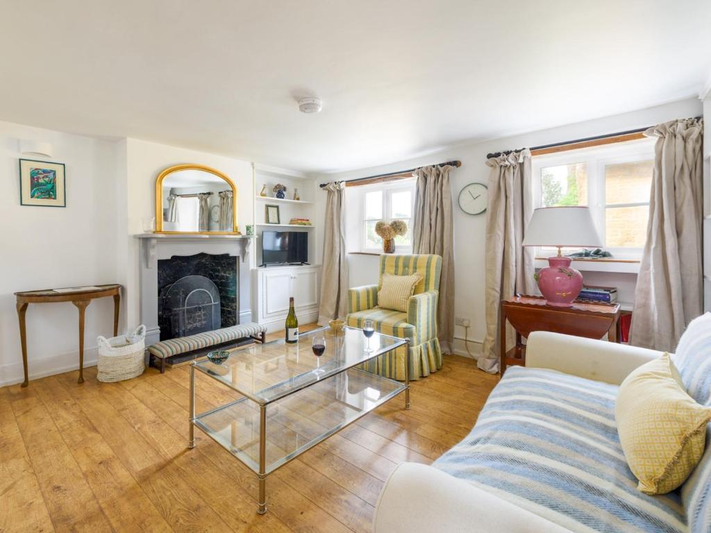 Pass the Keys Charming 16th Century Cottage in Central Bloxham, Bloxham