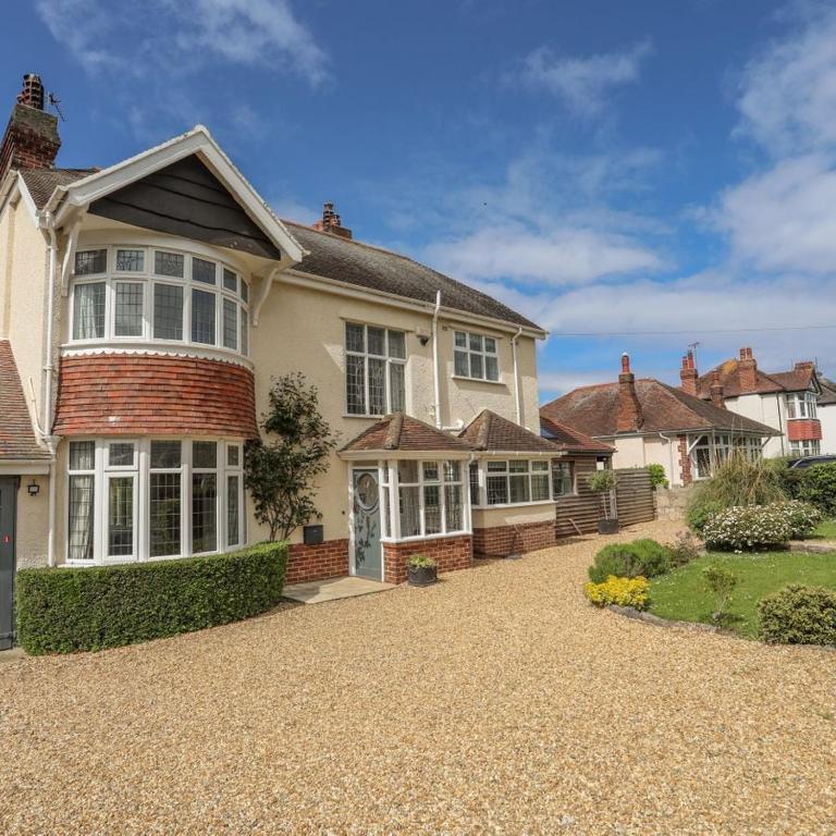 Coastal Family Escape with Castle Views, Deganwy