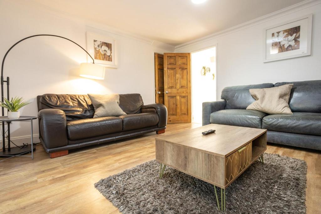 Southernwood House Long Stays Free Parking WiFi, Swindon