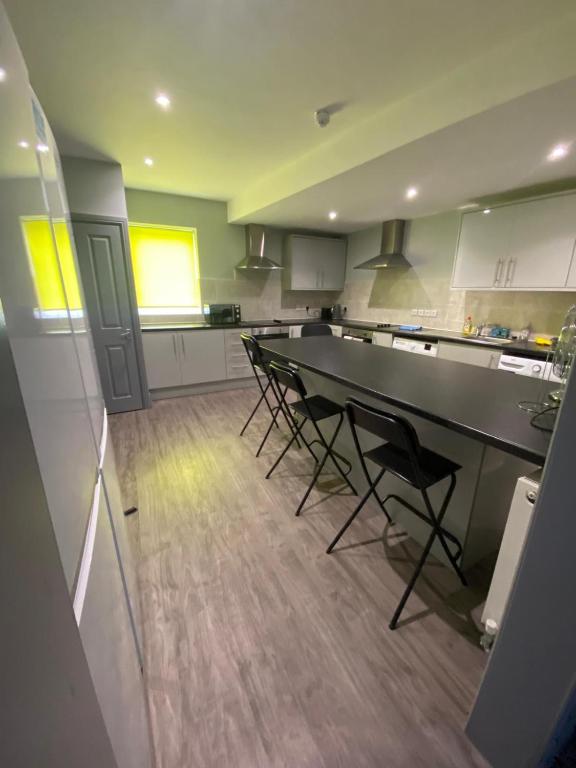 15 on Hill Crescent, 6 en-suite bedrooms, Sleeps 12, Skegby