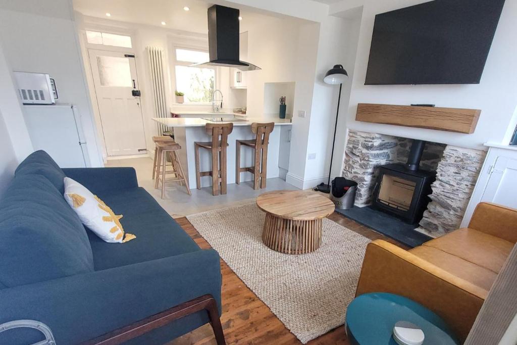 Looe Cottage - Seaside views log fire sleeps 4, Looe