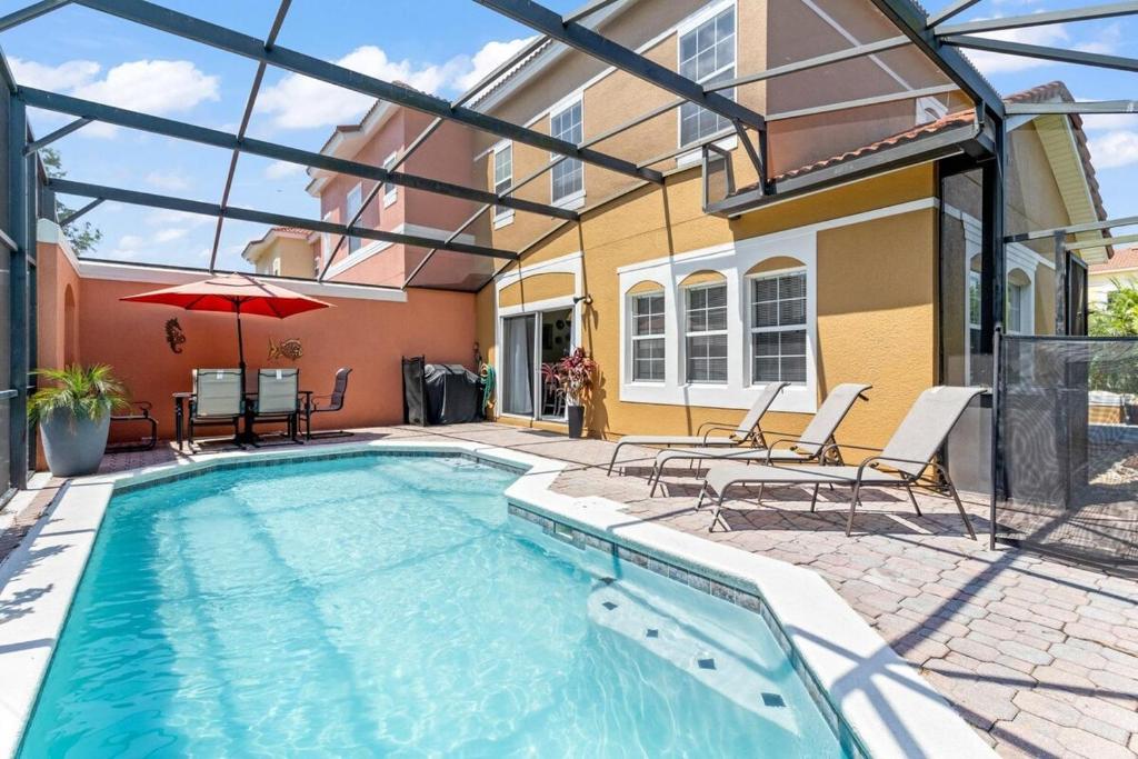 25 min from parks, pool heater, 10 person townhouse, Kissimmee