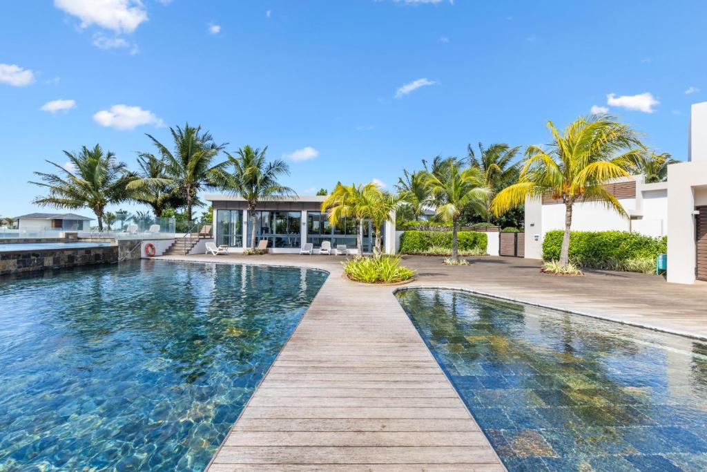 Azuri Soliflore 13 by Host Agents, Roches Noires