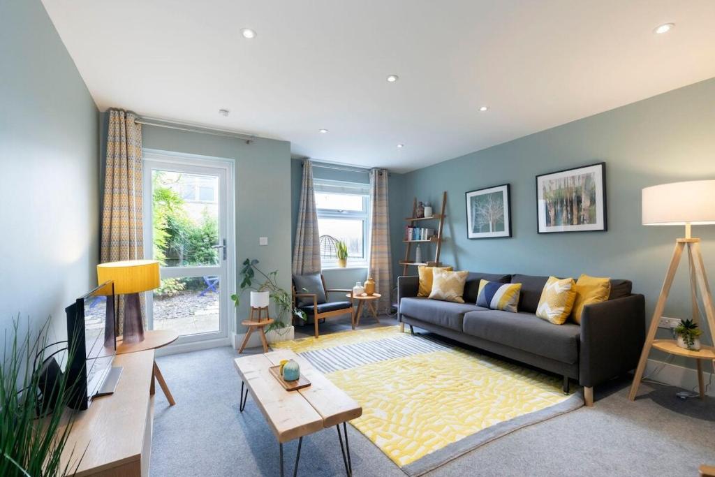 Peaceful & Spacious 2 Bed Home in Cheltenham, Gloucestershire