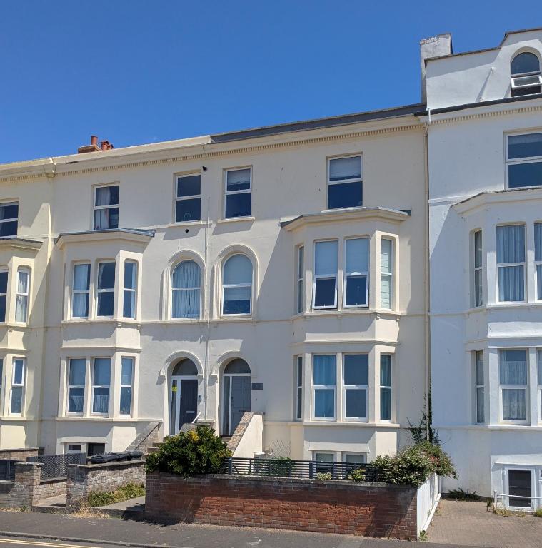 Sandy Toes - Top floor with stunning sea view! Dogs welcome on request, extra fee, Burnham on Sea
