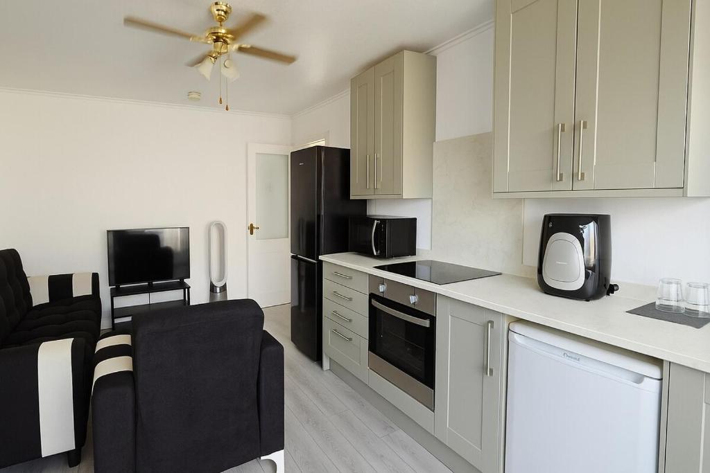 3-Bed Bungalow-Garden and Free Parking, Slades Green