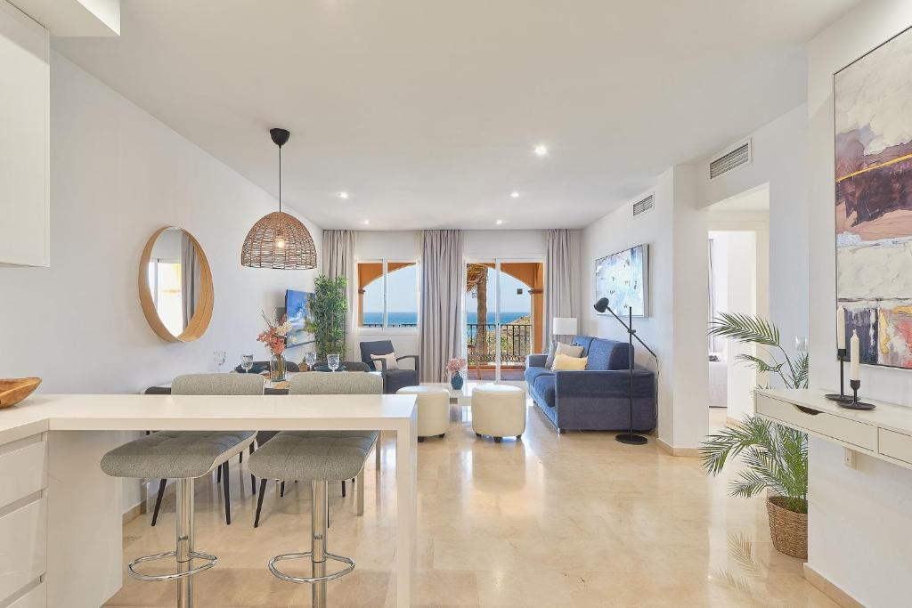 Marina XI Enjoy the Sun, Sea Views, Pools & BBQ Steps from the Beach in Mijas Costa & Fuengirola - 3