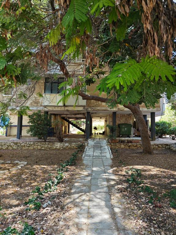 Уютное жильё в тихом районе, с собственной ванной комнатой и туалетом, Bat Jam