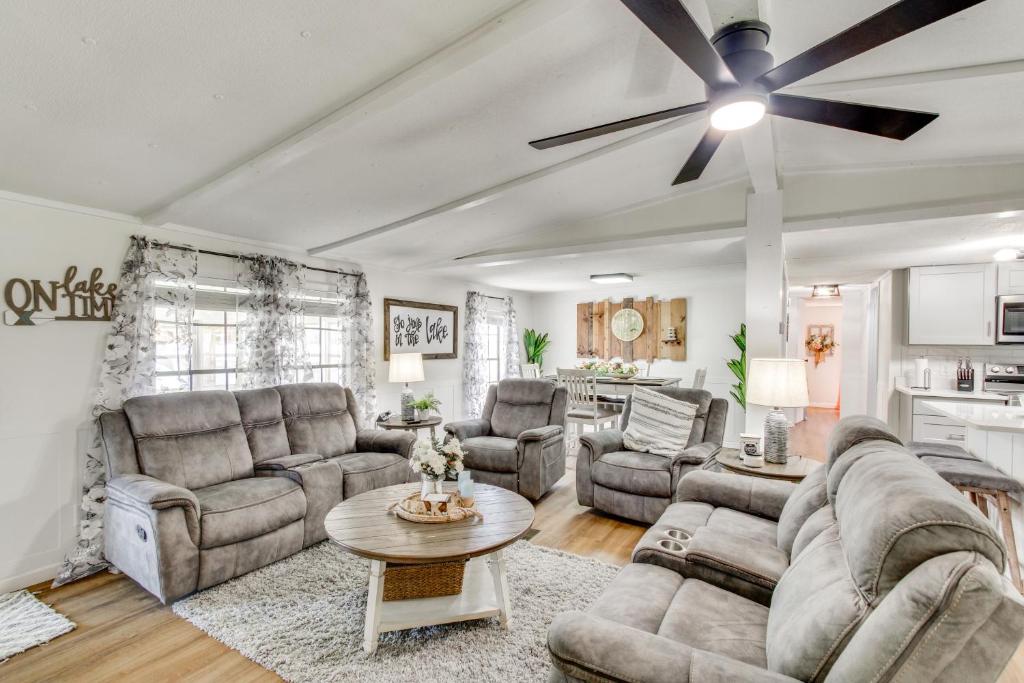 Private Dock and Fire Pit Point A Lake Retreat!, Andalusia