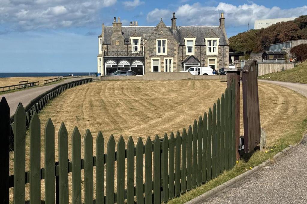 Strathlene House Retreat - 5 bed deluxe Business or Holiday Accommodation, Buckie