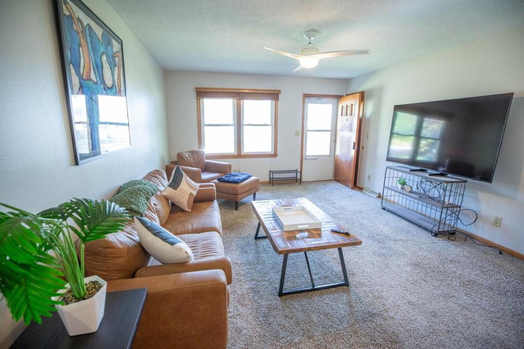 Work & Relax, 3BR Home with Office, Close to Downtown & Prairie Trail, Parking, Ankeny