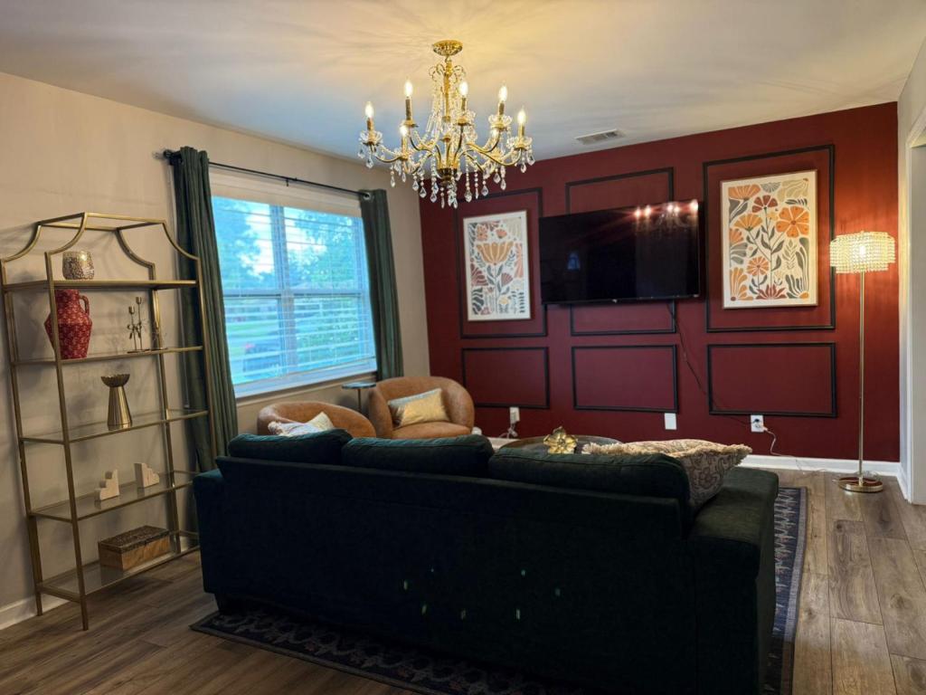 Gilded Magnolia Hideout, Sleeps8, Hot Tub, pet friendly, Savannah